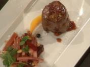 Gefüllter Rehrücken mit Kohlrabisalat und Pinienkern-Vinaigrette - Rezept