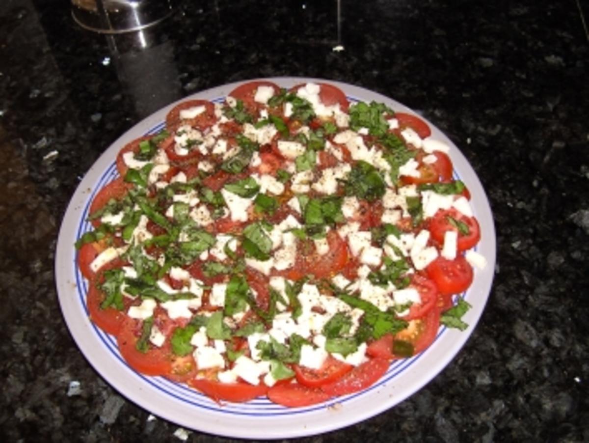 Tomaten mit Mozarella und Basilikum - Rezept