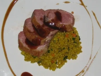 Rezept: Teegeräucherte Entenbrust mit Hoisin Soße auf Graupenrisotto Teegeräucherte Entenbrust mit Hoisin Soße auf Graupenrisotto - Rezept