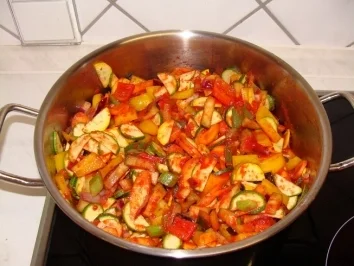 Lachsforellenfilet mit Glasnudel-Ratatouille - Rezept - Bild Nr. 2