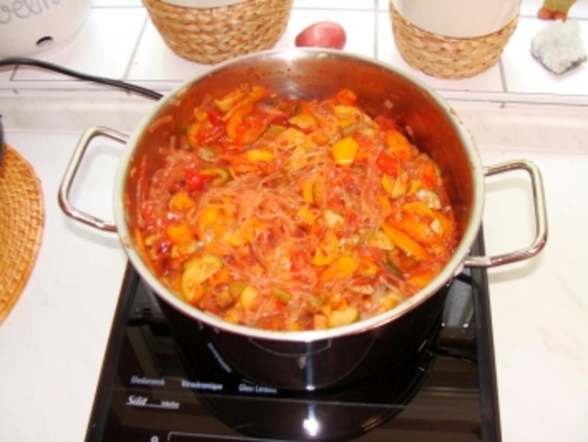 Lachsforellenfilet mit Glasnudel-Ratatouille - Rezept - Bild Nr. 4