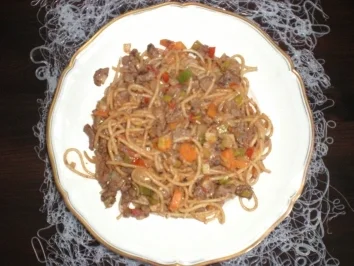 Rezept: Bunte Sommerspagetti mit Rinderhüftsteak Bunte Sommerspagetti mit Rinderhüftsteak - Rezept