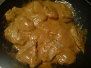 Putenstücke in pikanter Soße - Rezept