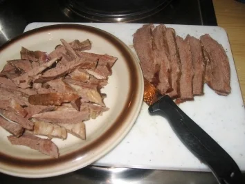 Fleisch: Pikantes Kalbsherz mit Rosinen an karamellisierten Mirabellen - Rezept - Bild Nr. 4