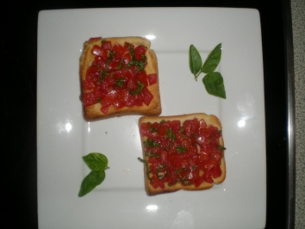 Sommersnak mit Toast und Tomaten - Rezept