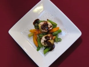 Gefülltes Bressehuhn auf Gemüse aus dem Wok - Rezept