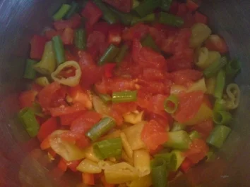 Rezept: Pasta mit Tomate-Mozzarella-Gemüsesoße Bild Nr. 2 Pasta mit Tomate-Mozzarella-Gemüsesoße - Rezept - Bild Nr. 2