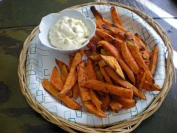 Rezept: Yamswurzel Frittes mit Thymian Aiioli Yamswurzel Frittes mit Thymian Aiioli - Rezept