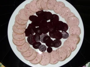 Rezept: Wurstsalat mit Roter Beete und Käse Bild Nr. 2 Wurstsalat mit Roter Beete und Käse - Rezept - Bild Nr. 2