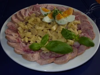 Rezept: Wurstsalat mit Roter Beete und Käse Bild Nr. 5 Wurstsalat mit Roter Beete und Käse - Rezept - Bild Nr. 5