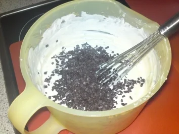 Mascarpone-Stracciatella-Creme auf Schattenmorellen - Rezept - Bild Nr. 2