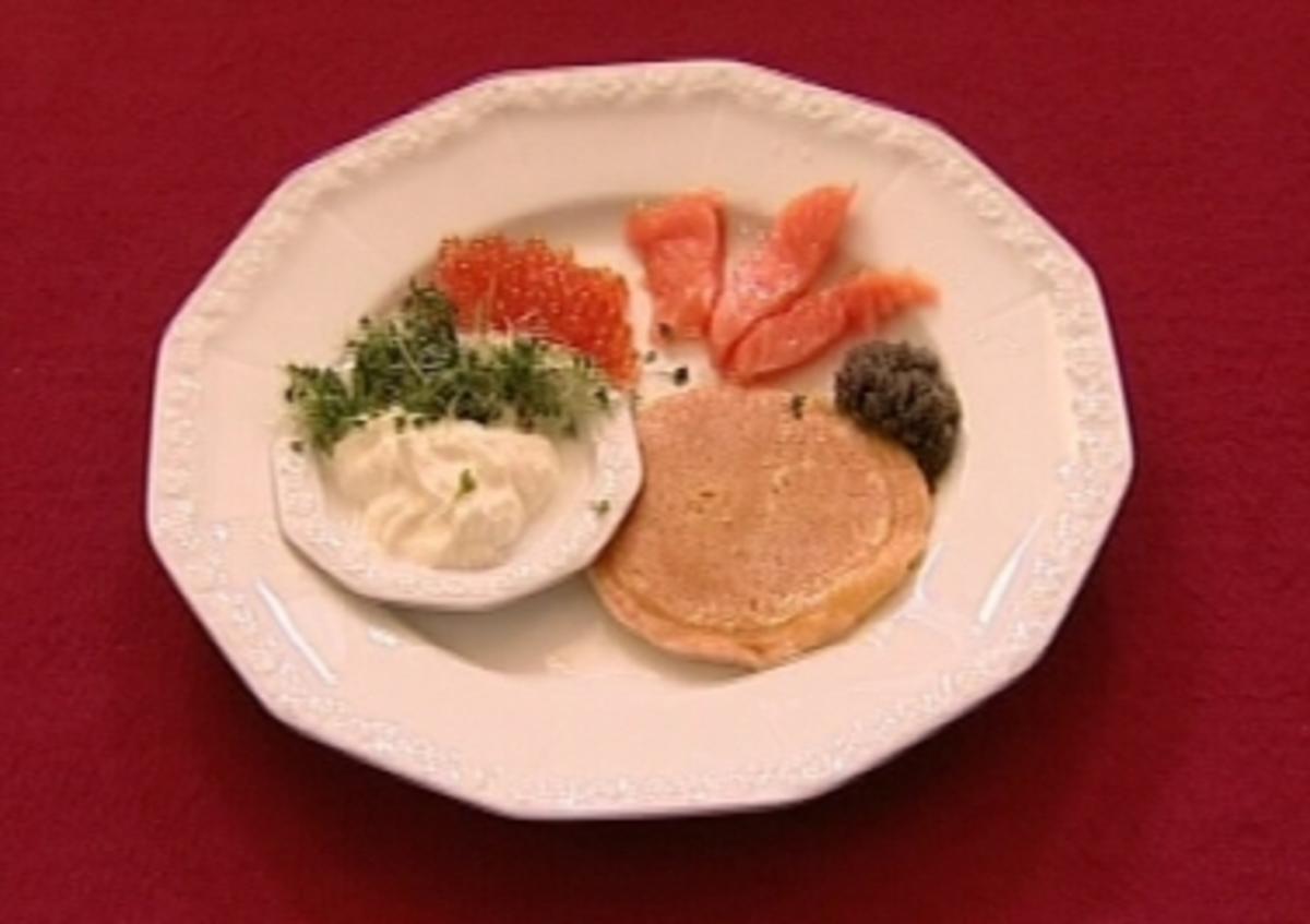 Blini mit Smetana, russischem Kaviar und Lachsfilet (Peter Orloff ...