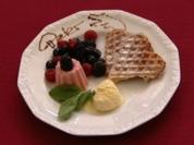 Geeiste Erdbeeren Romanow mit Zimtwaffel, Vanilleeis und Früchten (Peter Orloff) - Rezept