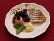 Geeiste Erdbeeren Romanow mit Zimtwaffel, Vanilleeis und Früchten (Peter Orloff) - Rezept