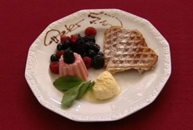 Geeiste Erdbeeren Romanow mit Zimtwaffel, Vanilleeis und Früchten