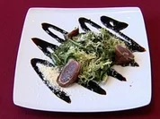Tunfischsaltimbocca auf Rucola, Parmesan und Balsamico-Reduktion (Mark Kühler) - Rezept