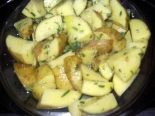 Pikante Hähnchenschenkel auf Limettenbett mit gebratenen Champis und Rosmarinkartoffeln - Rezept - Bild Nr. 2