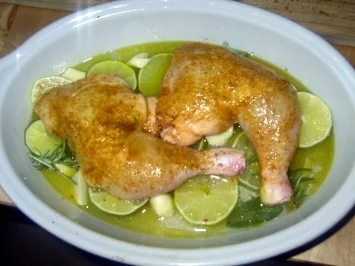 Pikante Hähnchenschenkel auf Limettenbett mit gebratenen Champis und Rosmarinkartoffeln - Rezept - Bild Nr. 3