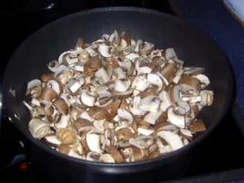 Pikante Hähnchenschenkel auf Limettenbett mit gebratenen Champis und Rosmarinkartoffeln - Rezept - Bild Nr. 4