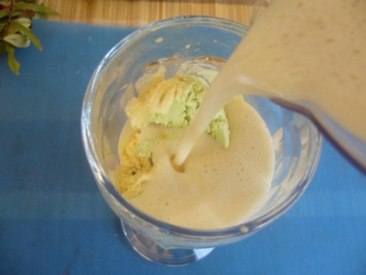 Zwischendrink: Eis versinkt in Bananenmilch - Rezept - Bild Nr. 2