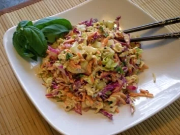 Asiatischer Krautsalat mit Sesam-Ingwer Dressing - Rezept