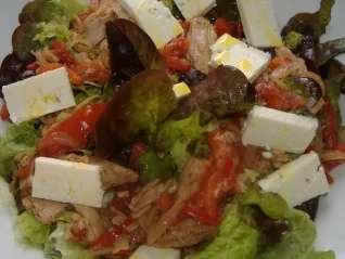 Rezept: Blattsalat mit lauwarmen Tomaten-Thunfischragout und Feta Blattsalat mit lauwarmen Tomaten-Thunfischragout und Feta - Rezept