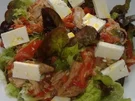 Blattsalat mit lauwarmen Tomaten-Thunfischragout und Feta - Rezept
