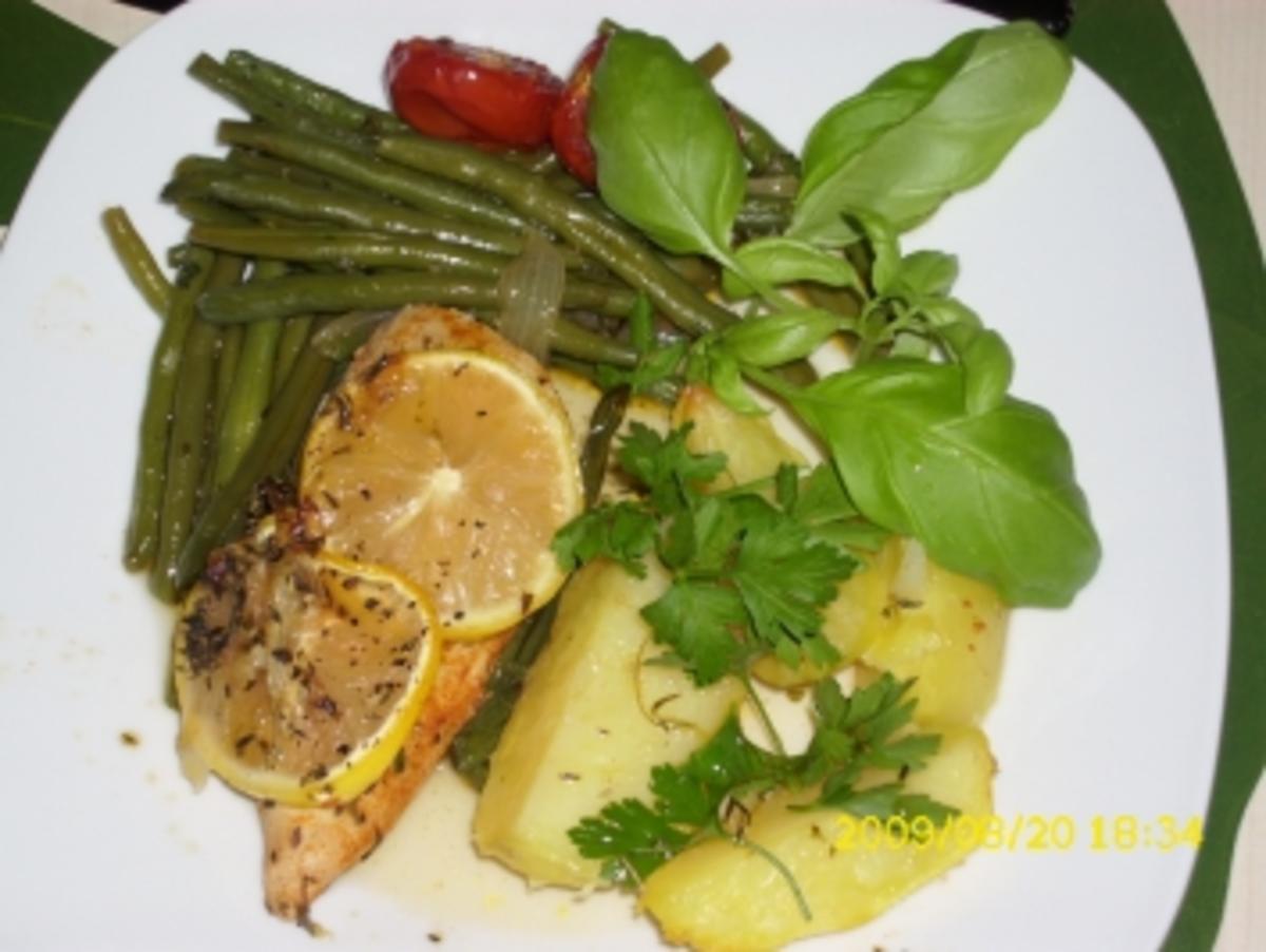 Fleisch:  Zitronen-Kräuter-Hähnchenbrustfilets mit Bohnen, Tomaten und Thymiankartoffeln - Rezept - Bild Nr. 2