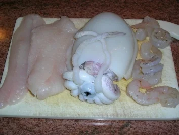 Meeresfrüchte mit mediterranem Gemüsesalat (genial für die warme Jahreszeit da der Salat perfekt lauwarm oder kalt gegessen werden kann und .... es schmeckt super - Rezept - Bild Nr. 2