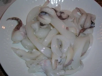 Meeresfrüchte mit mediterranem Gemüsesalat (genial für die warme Jahreszeit da der Salat perfekt lauwarm oder kalt gegessen werden kann und .... es schmeckt super - Rezept - Bild Nr. 3