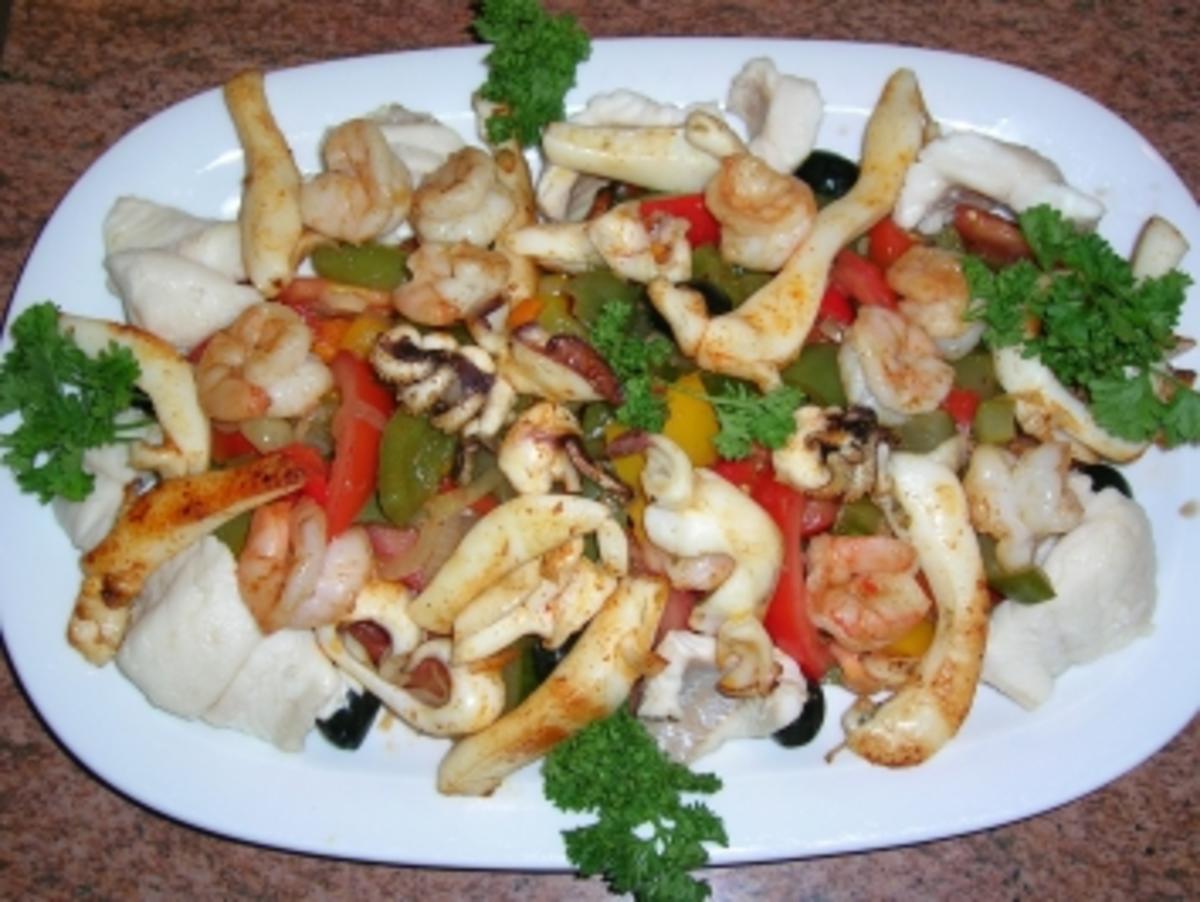 Meeresfrüchte mit mediterranem Gemüsesalat (genial für die warme Jahreszeit da der Salat perfekt lauwarm oder kalt gegessen werden kann und .... es schmeckt super - Rezept