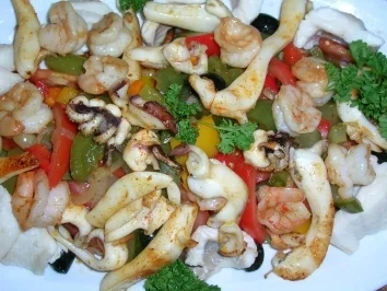 Meeresfrüchte mit mediterranem Gemüsesalat (genial für die warme Jahreszeit da der Salat perfekt lauwarm oder kalt gegessen werden kann und .... es schmeckt super - Rezept - Bild Nr. 4