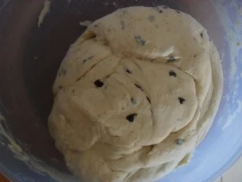 Weißbrot mit Italienischen Kräutern und schwarzen Oliven - Rezept - Bild Nr. 2