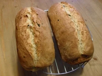 Weißbrot mit Italienischen Kräutern und schwarzen Oliven - Rezept