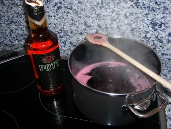 Rezept: Holunderbeerlikör aus Saft Holunderbeerlikör aus Saft - Rezept