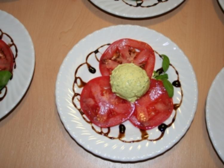 Basilikum-Nocken auf Tomatencarpaccio - Rezept - kochbar.de