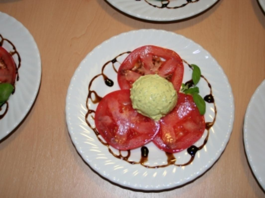 Basilikum Nocken auf Tomatencarpaccio - schnell &amp; einfach - 158 kcal/100g