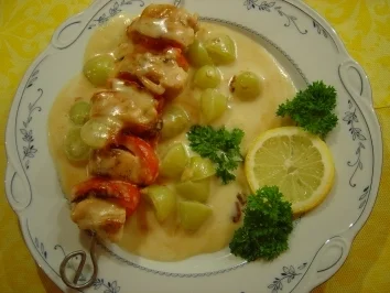 Rezept: Hähnchenspieße mit Weintrauben und Delikatess-Sauce... überbacken Hähnchenspieße mit Weintrauben und Delikatess-Sauce... überbacken - Rezept