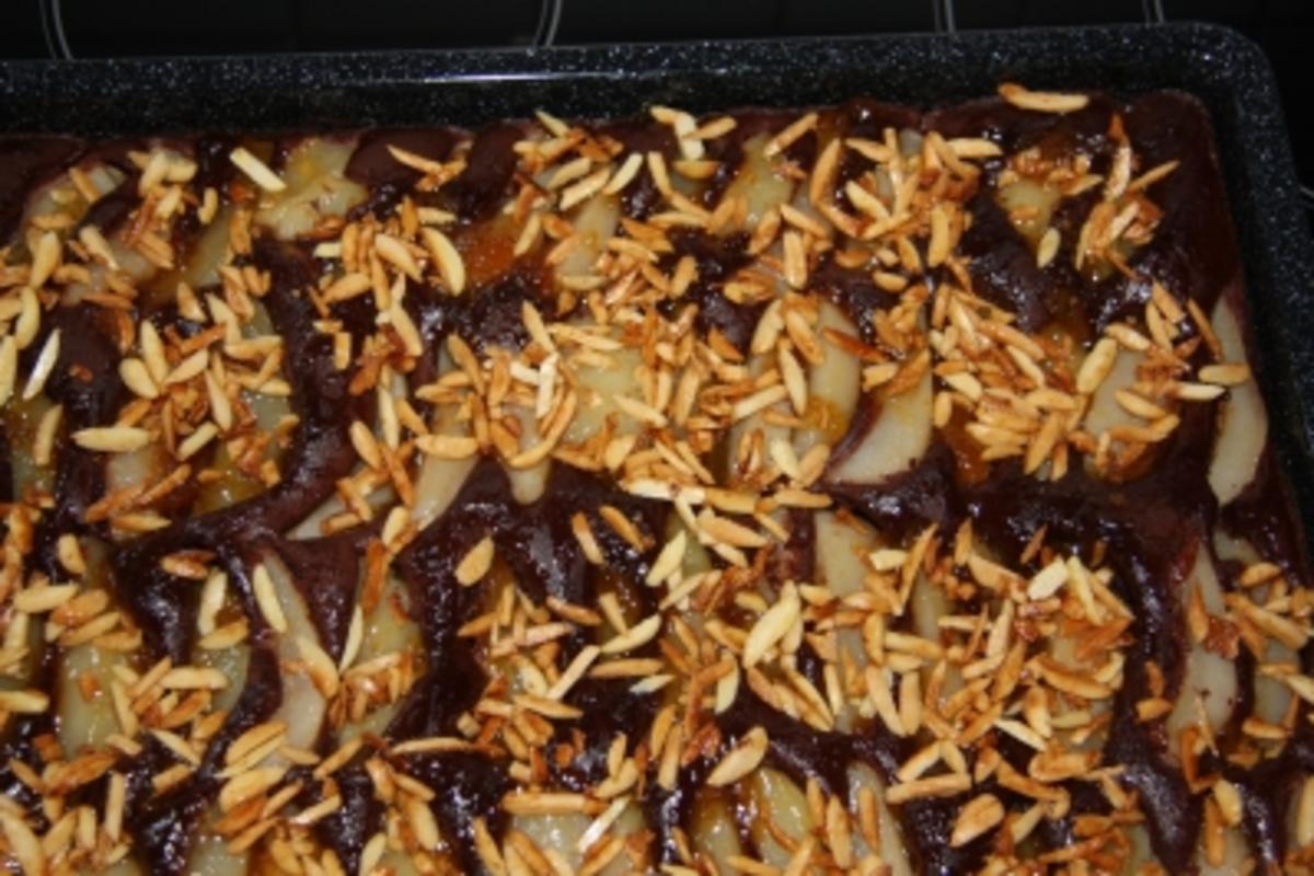 Birnen-Blechkuchen mit Schokoboden und Mandelsplittern - Rezept
