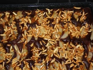 Rezept: Birnen-Blechkuchen mit Schokoboden und Mandelsplittern Birnen-Blechkuchen mit Schokoboden und Mandelsplittern - Rezept