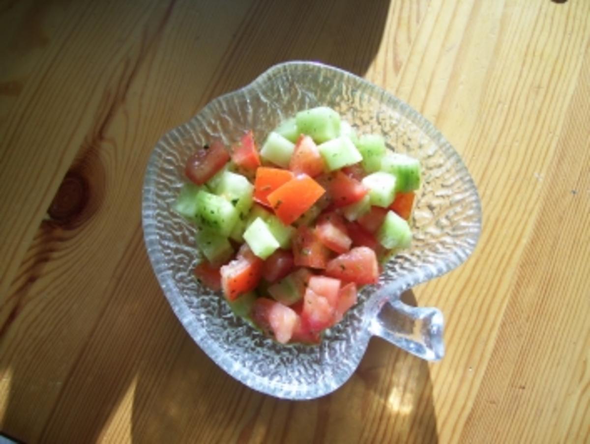 Tomaten-Gurken Salat mit Dressing - Rezept