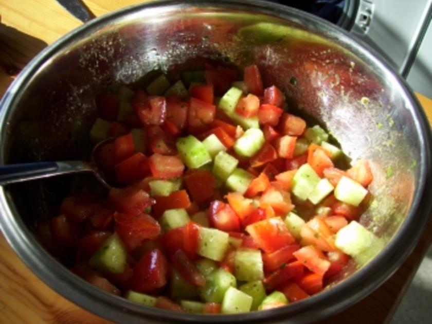Tomaten Gurken Salat mit Dressing - schnell &amp; einfach - 19 kcal/100g
