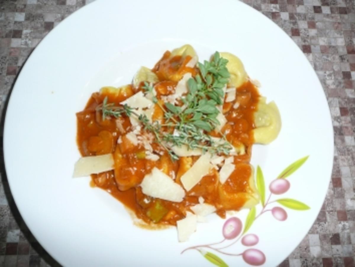 Rindfleisch-Tortillini mit fruchtig süsser Tomatensoße - Rezept