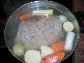 Tafelspitz mit "grie Soß" und Merrettichsauce sowie Kartoffeln - Rezept - Bild Nr. 3