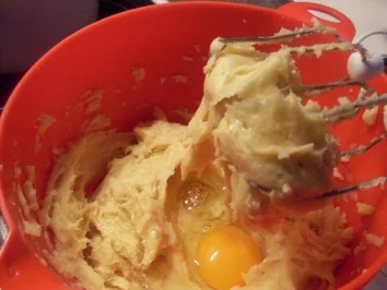 Rezept: Brandteigkrapferl mit Puddingcreme Bild Nr. 3 Brandteigkrapferl mit Puddingcreme - Rezept - Bild Nr. 3