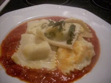 Ravioli mit Schafskäse und Tomatensauce - Rezept - Bild Nr. 4