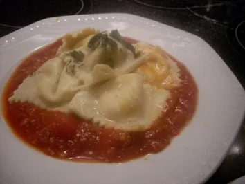 Ravioli mit Schafskäse und Tomatensauce - Rezept