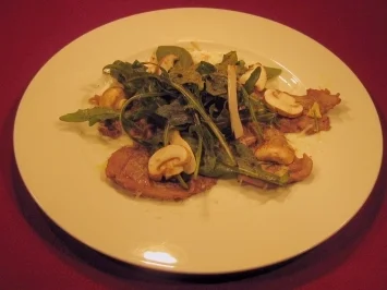 Dünne Kalbsfiletscheiben mit Knoblauch, Rosmarin und Edelpilzen - Rezept