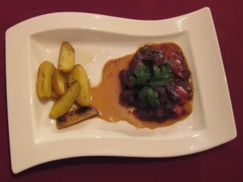 Rezept: Spanisches Gulasch mit Fleisch vom jungen Bullen und Pflaumen Spanisches Gulasch mit Fleisch vom jungen Bullen und Pflaumen - Rezept