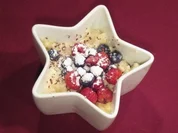 Halbgefrorener Milchreis mit Waldbeeren und Schokolade - Rezept
